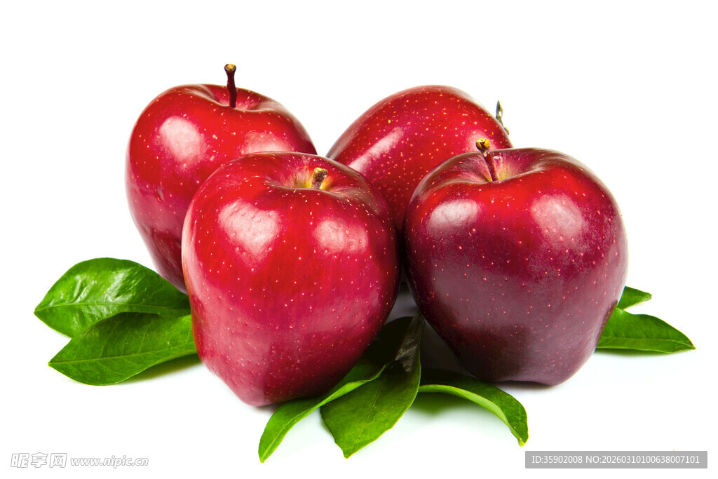 新鲜红苹果配翠绿叶片