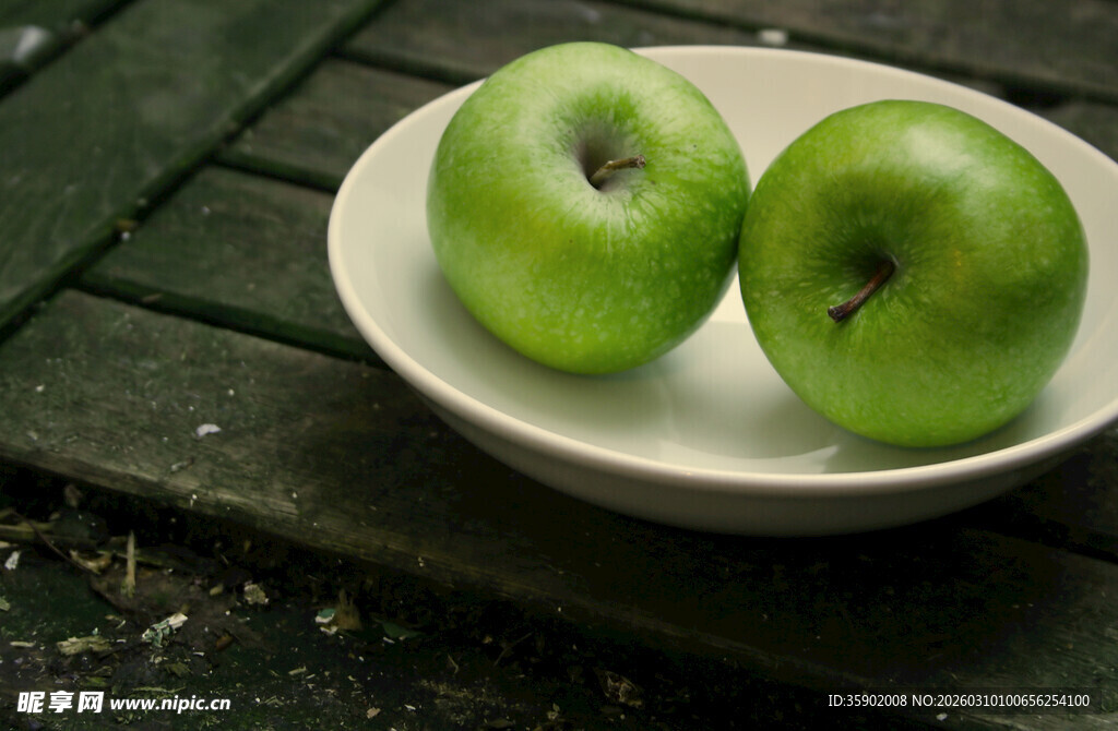 盘中青苹果