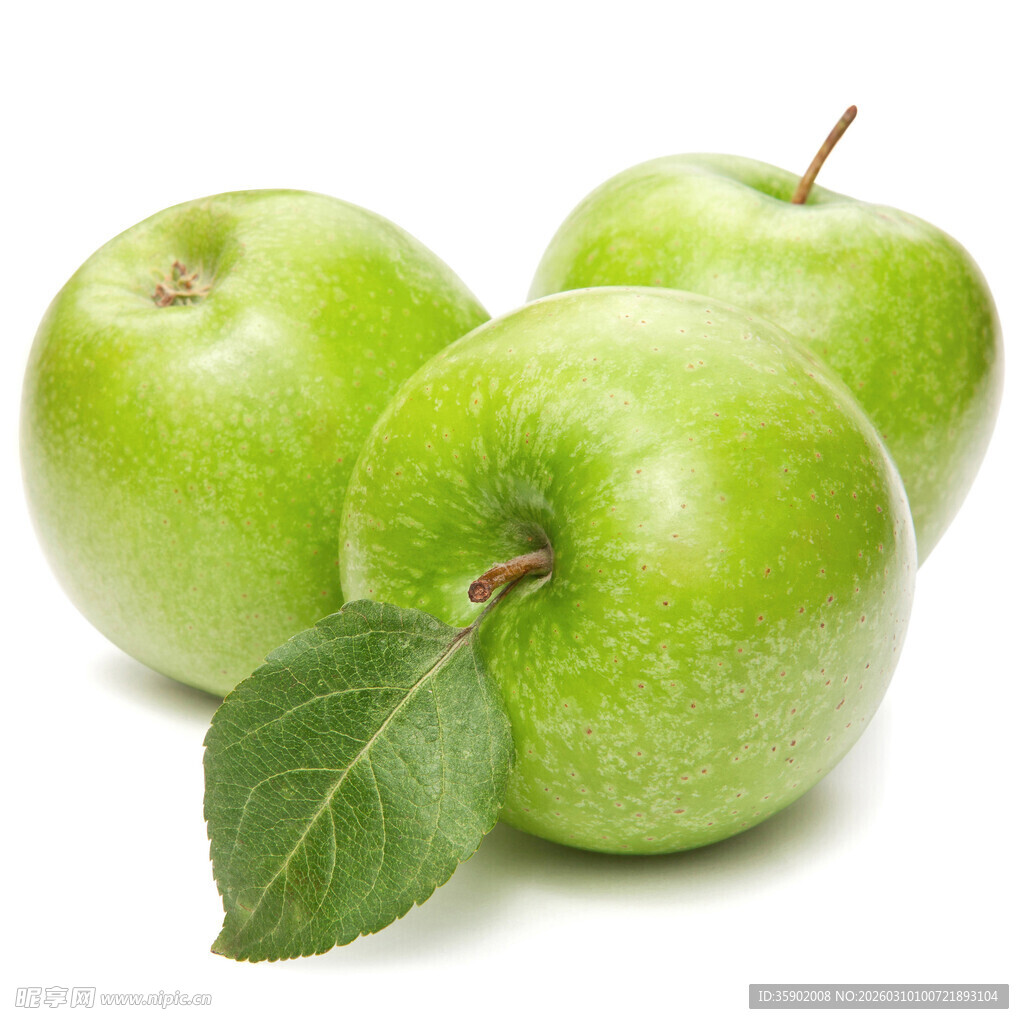 新鲜青苹果带绿叶点缀