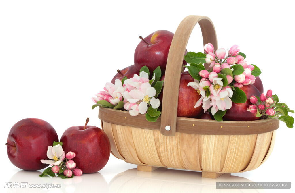 木篮盛放带花红苹果