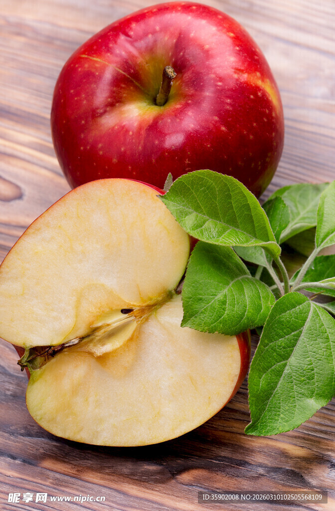 红苹果切片配绿叶展示