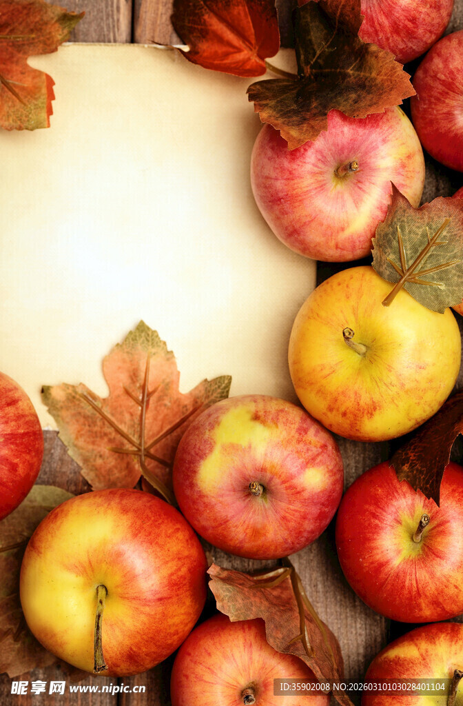 秋季苹果与落叶的温馨画面