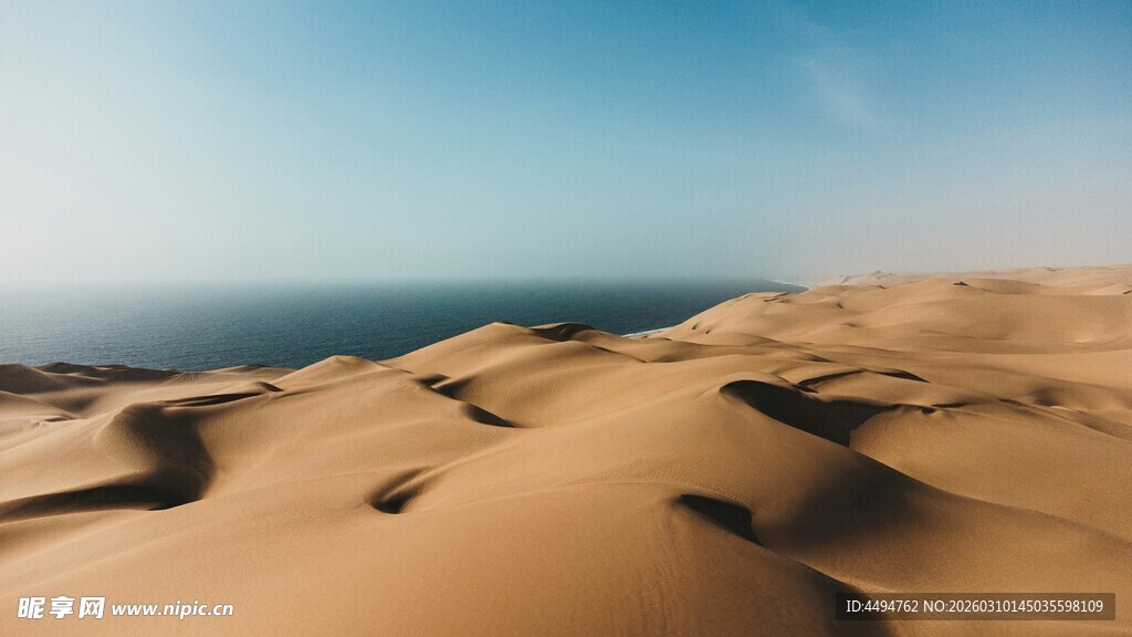 沙漠与海的壮丽景象