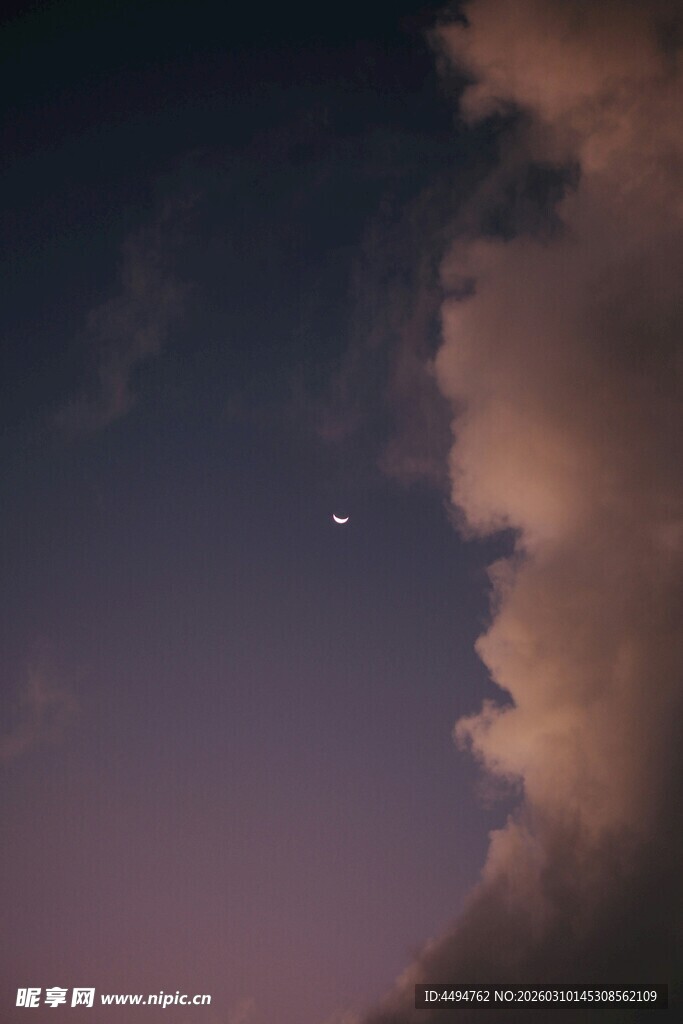 夜空下的云朵与闪烁星星