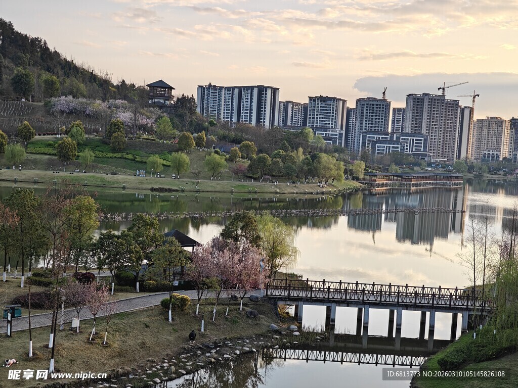 湖畔城市美景