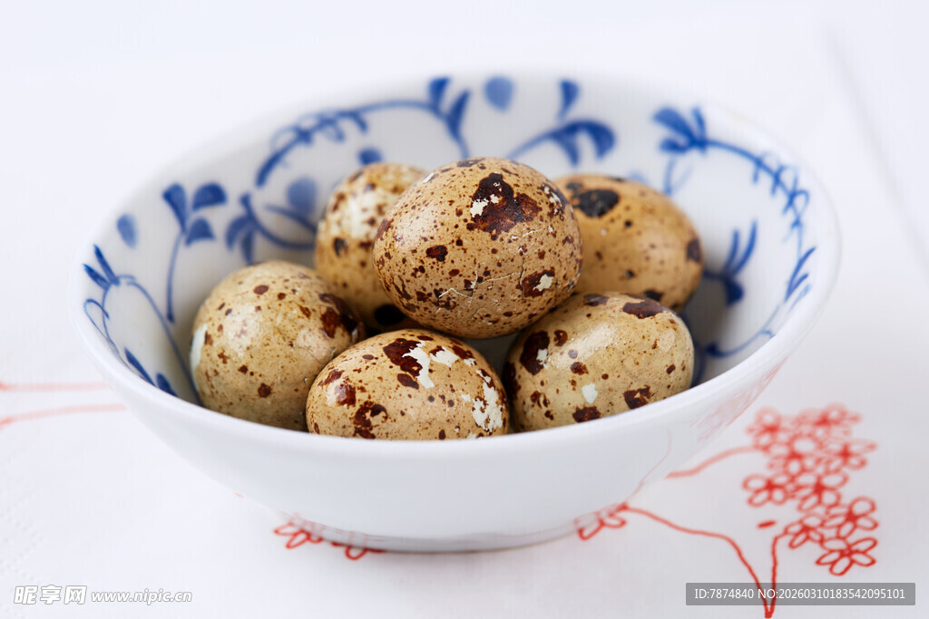 蓝白碗中美味卤鹌鹑蛋