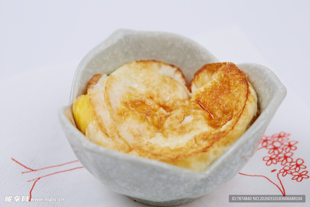 心形碗中的美味苹果甜点