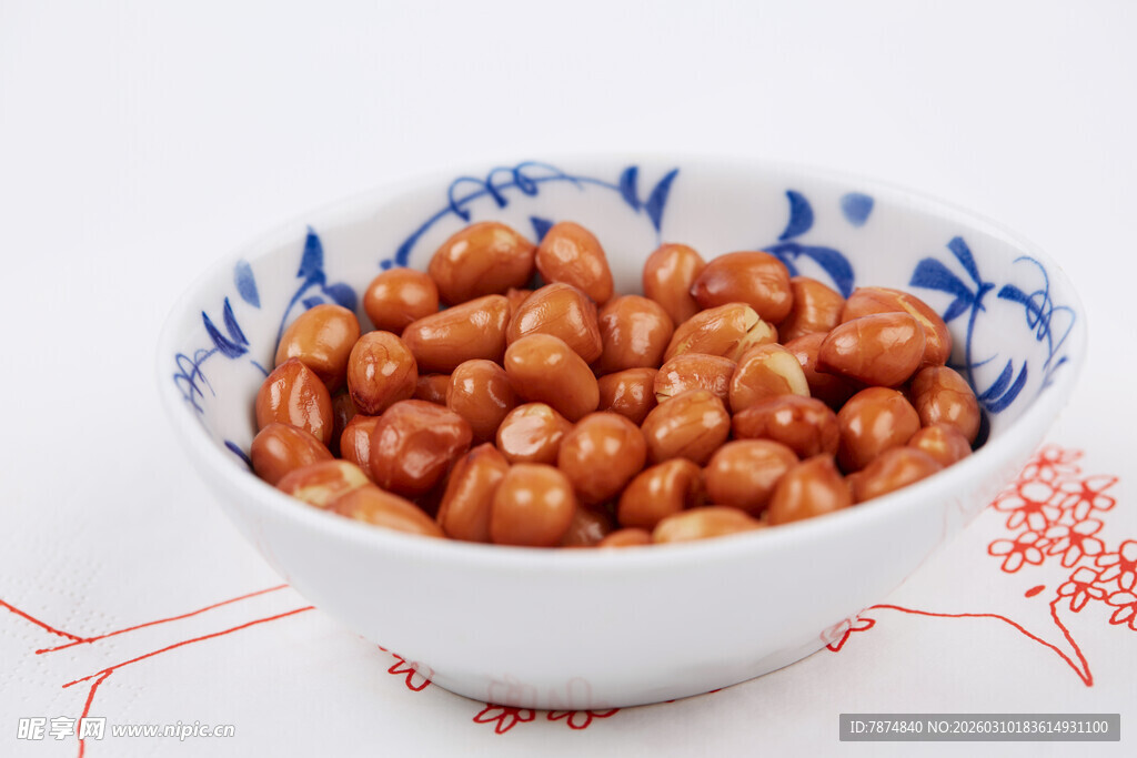 青花瓷碗中的香脆花生米