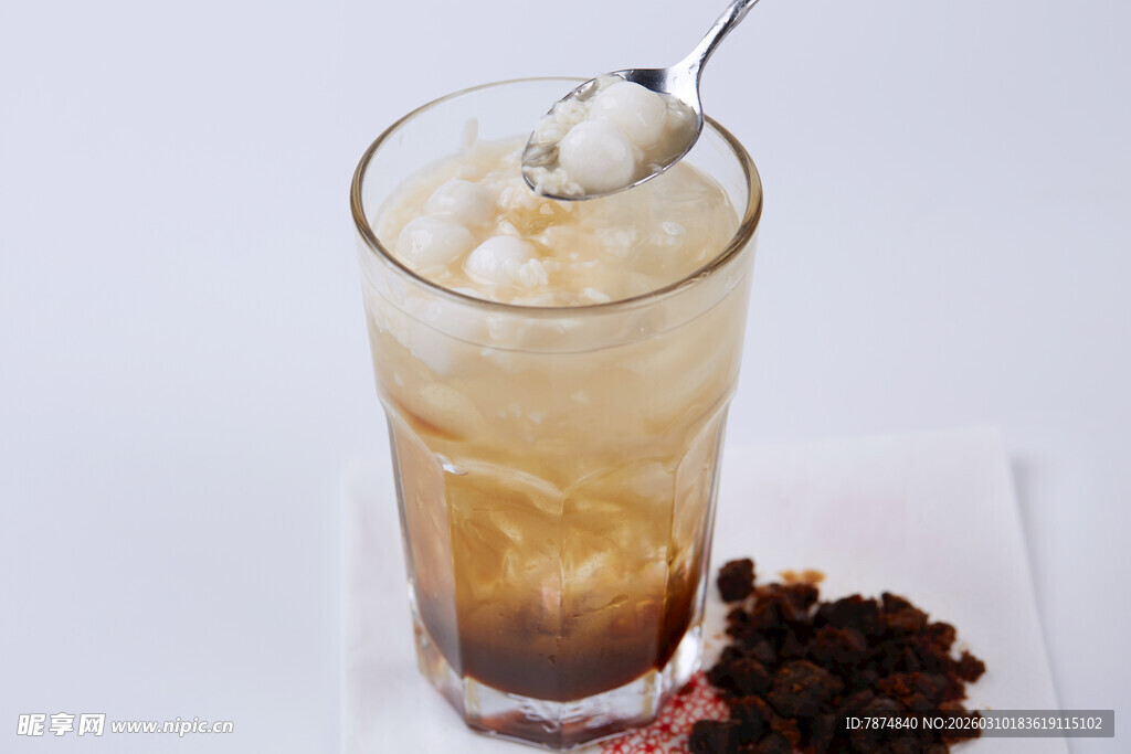 冰咖啡饮品 勺子轻触液面