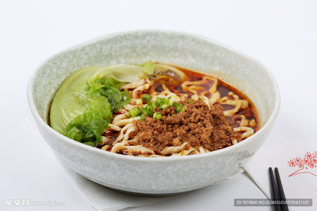 美味肉酱面搭配翠绿蔬菜