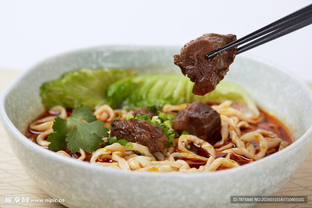 牛肉青菜泡面诱人画面