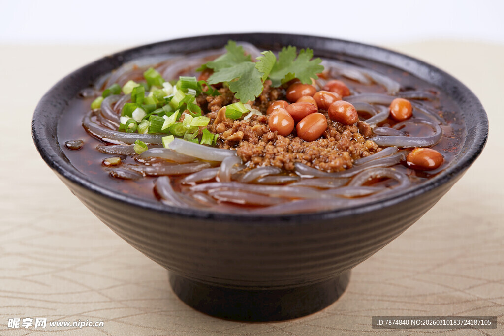 美味酸辣粉 配料丰富诱人