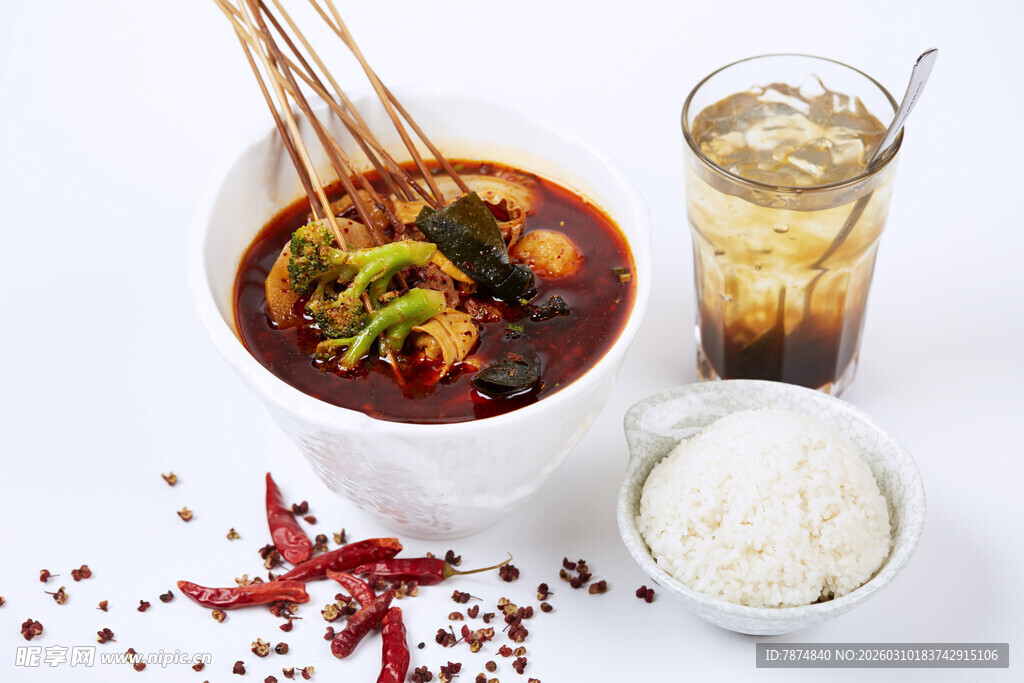 美味串串搭配饮品与米饭