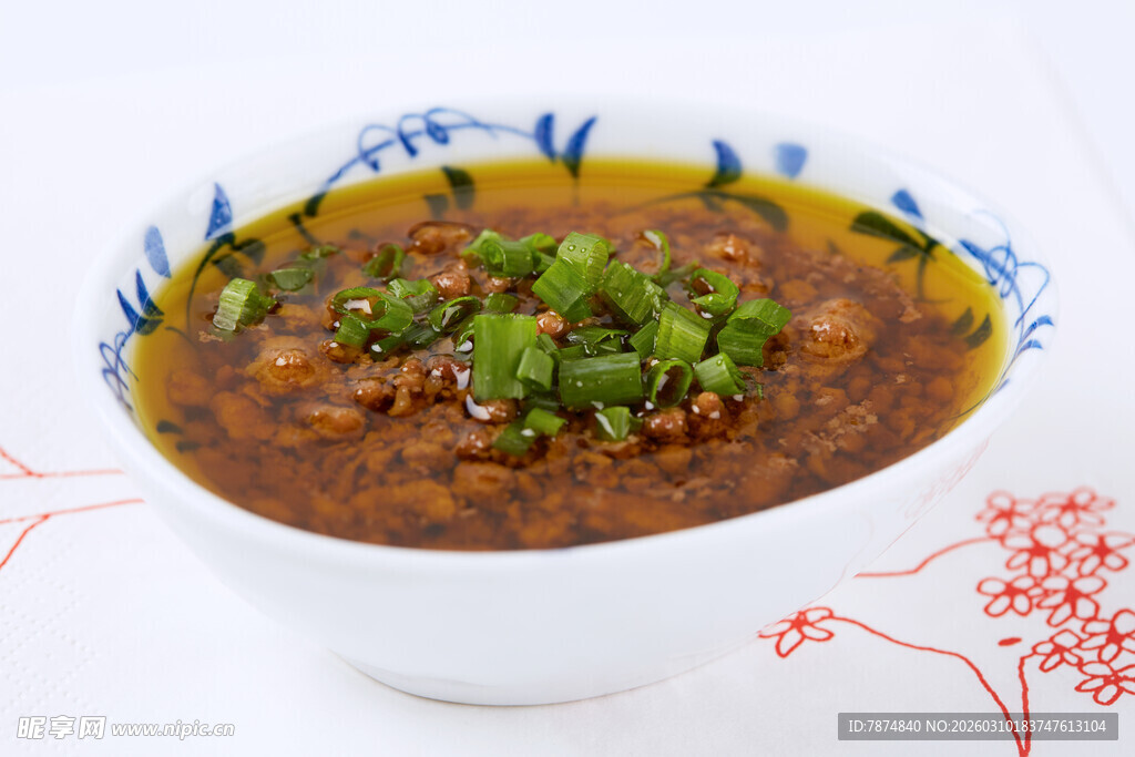 美味肉酱汤 点缀翠绿葱花