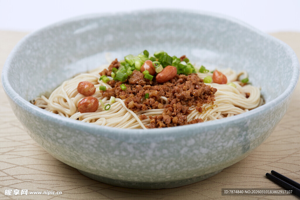 美味肉酱拌面 营养又可口