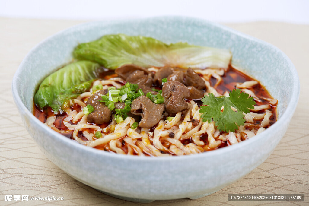 美味牛肉拉面 配菜丰富