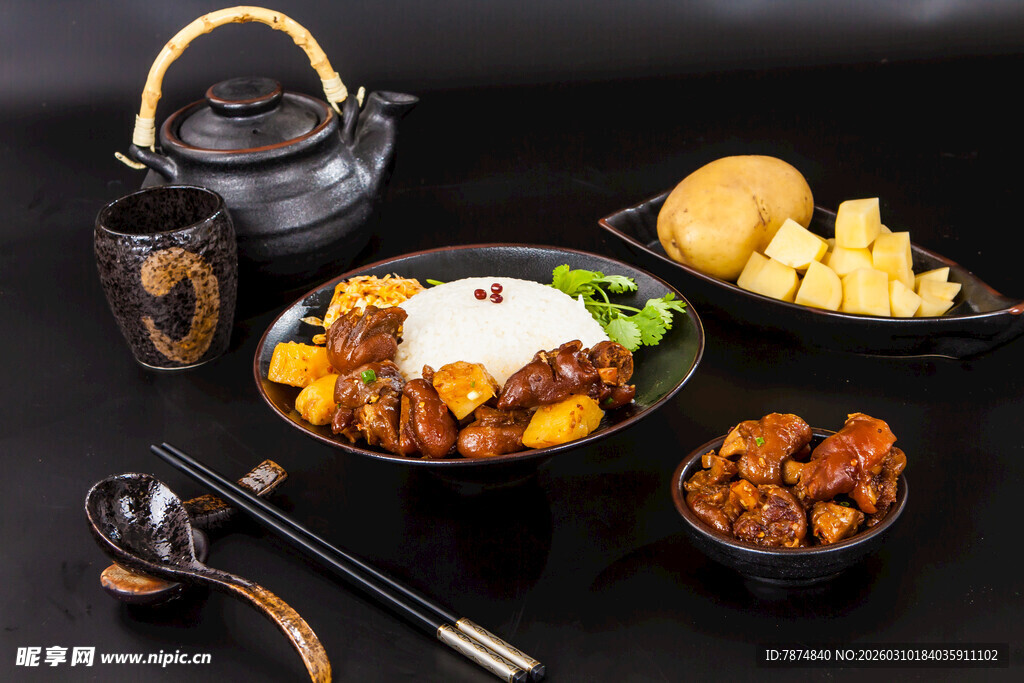 中式佳肴与茶具组合