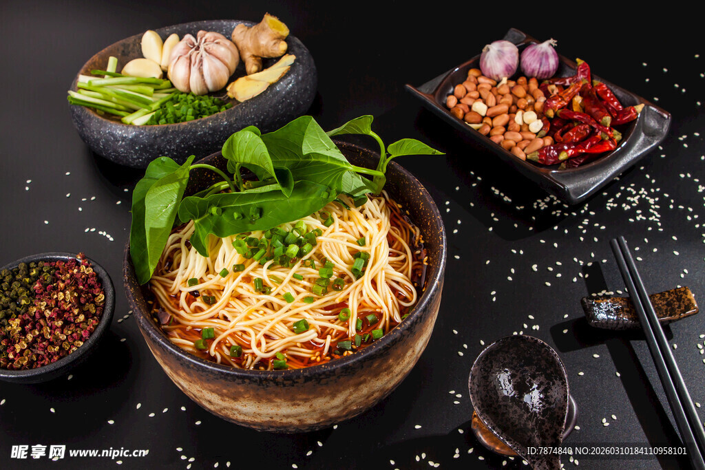 美味拌面搭配多样佐料