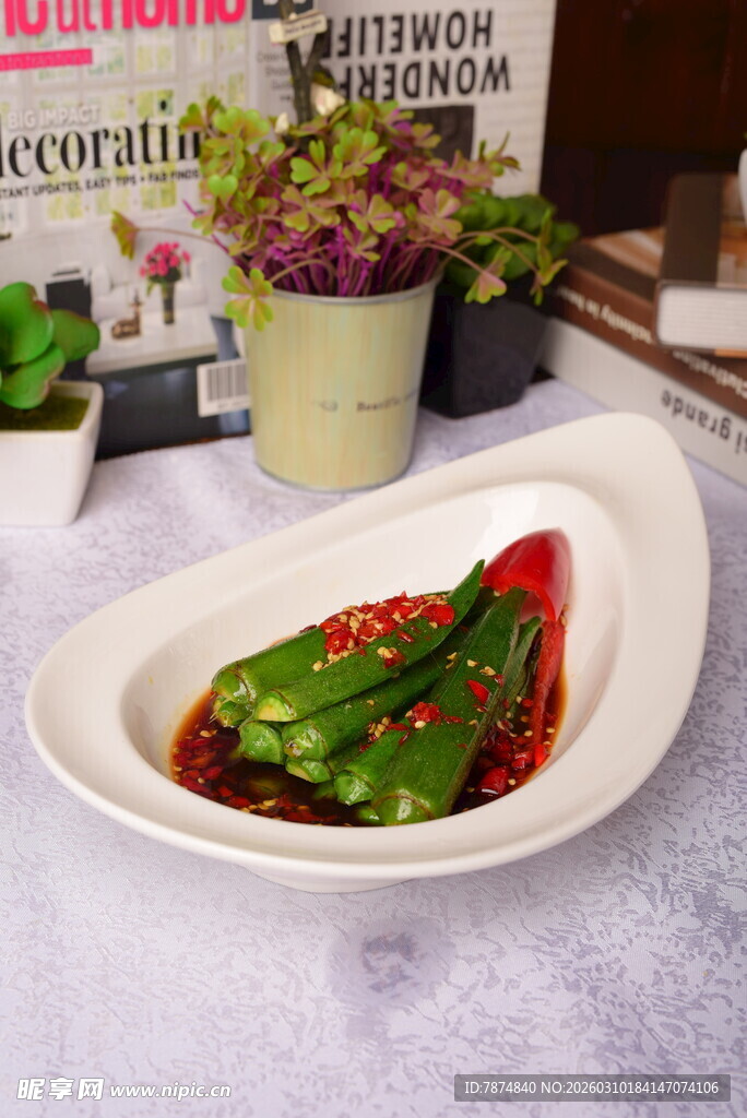 盘中青椒配红椒