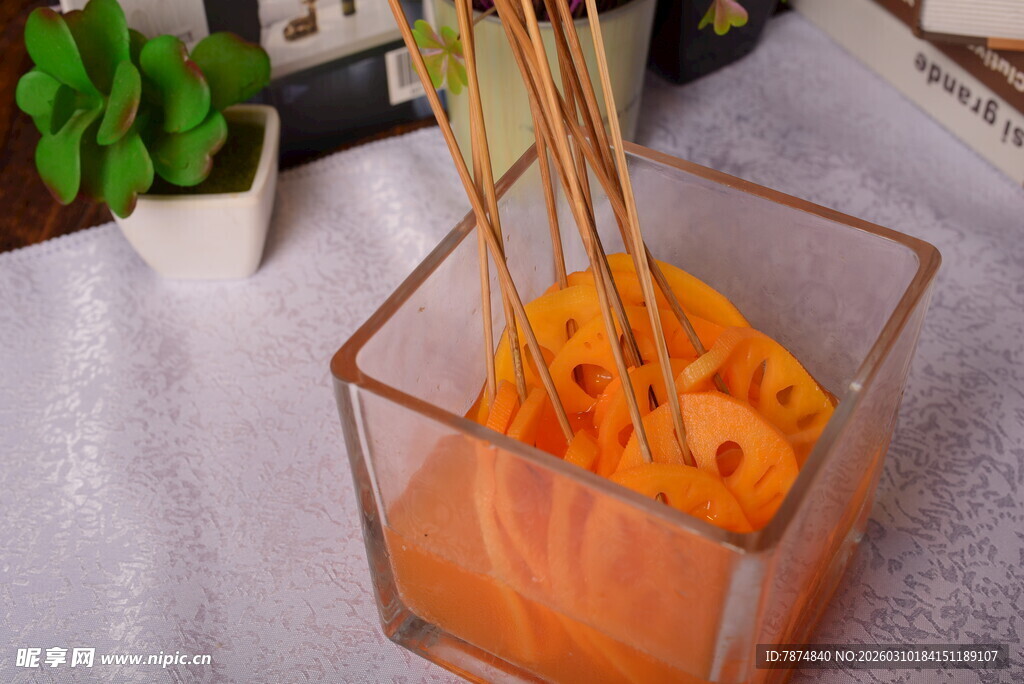 玻璃杯中插着彩色胡萝卜