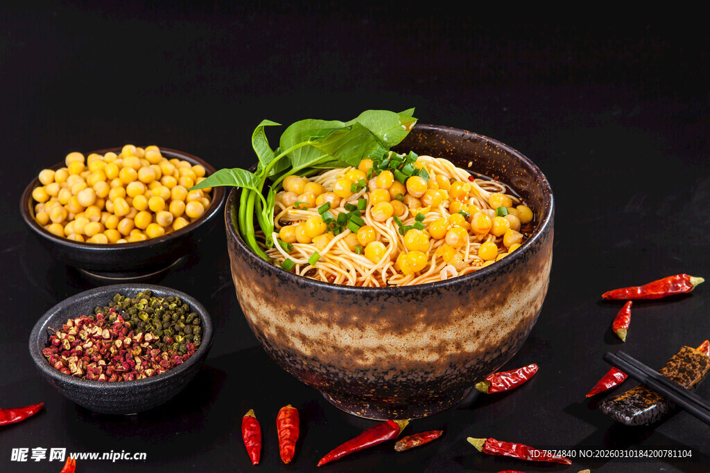 美味玉米搭配多样佐料