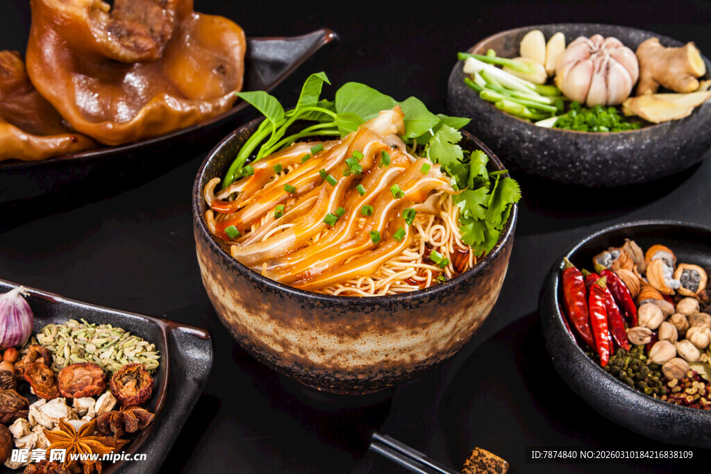 多样美味中式特色碗装菜肴