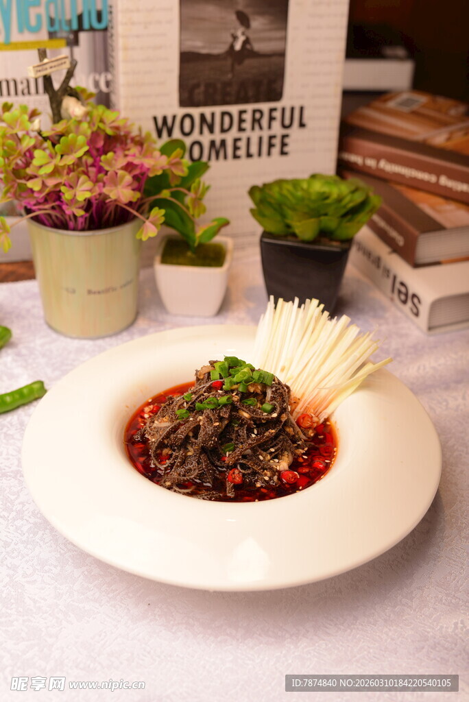 美味肉酱面搭配新鲜蔬菜