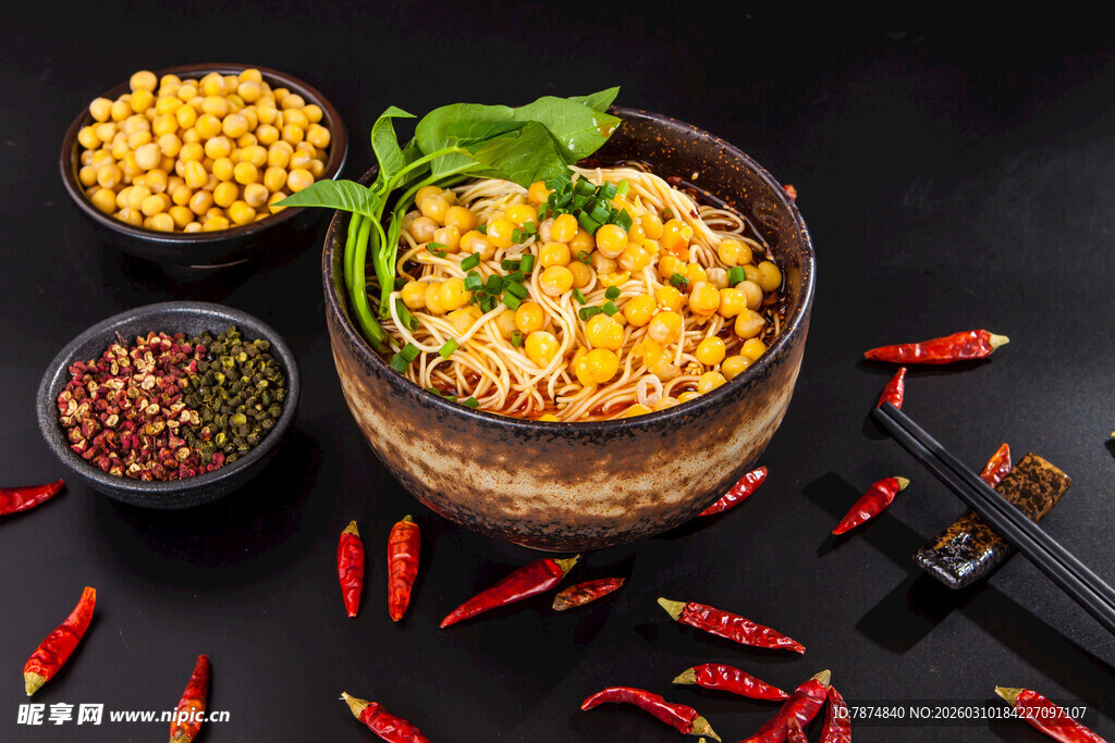 美味玉米面食及调料展示