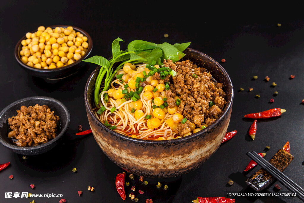 美味拌饭搭配多样食材