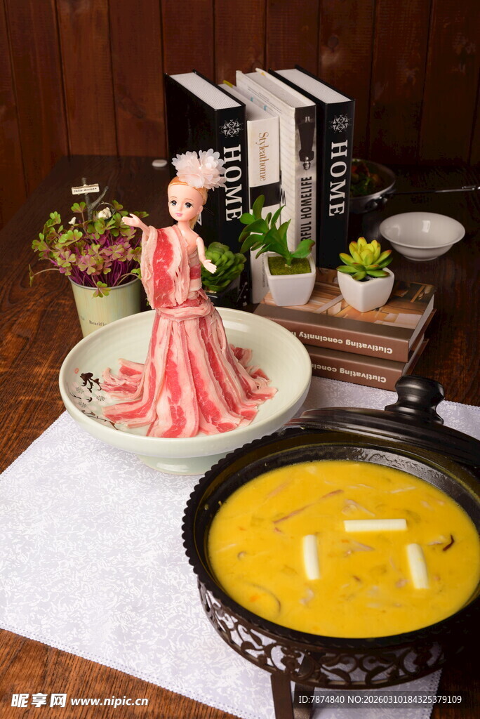 精致火锅食材与装饰摆件