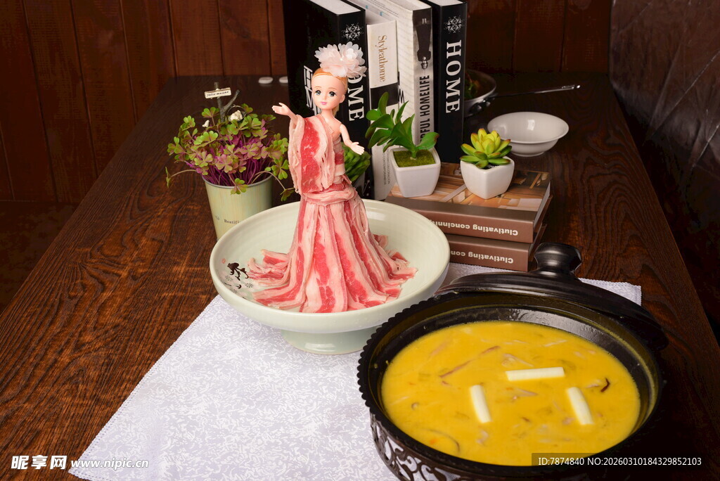 精致火锅食材与装饰摆件