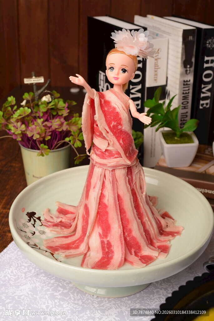 粉色长裙人偶优雅摆姿