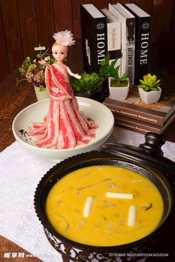 复古风餐桌旁的美味南瓜汤