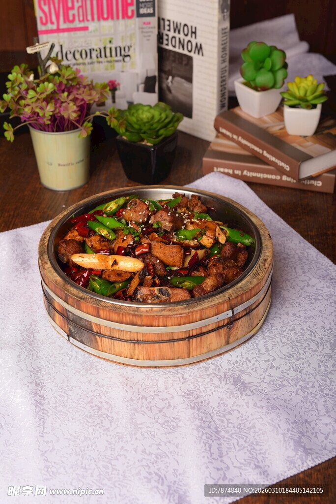 美味菜肴摆于古朴木盘上