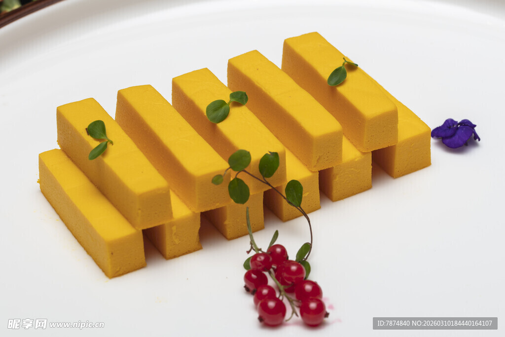 精致黄糕配樱桃装饰