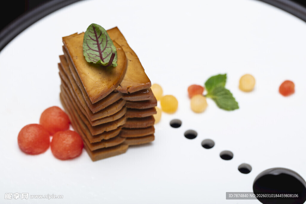 精致叠层美食摆盘