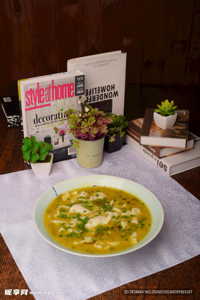 美味酸菜鱼搭配文艺摆件