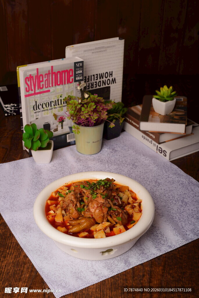 美味意面搭配绿植与杂志