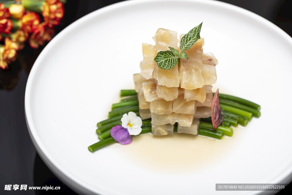 精致摆盘的美味海鲜菜肴