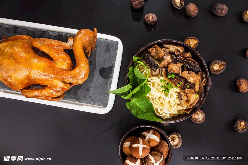 美味烤鸡与多样配菜