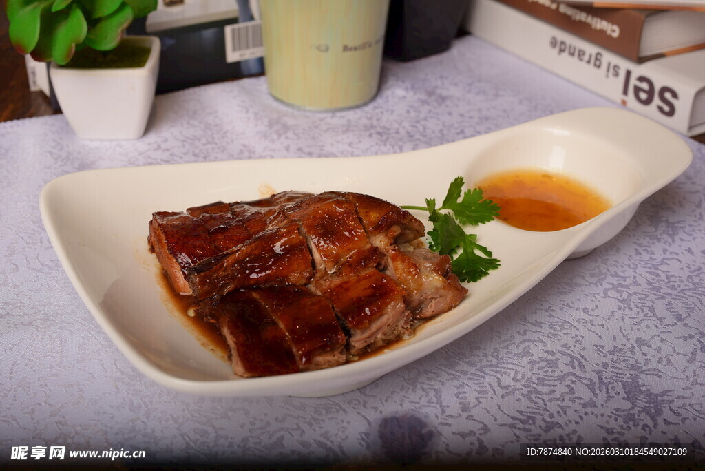 美味烤猪排配精致蘸酱