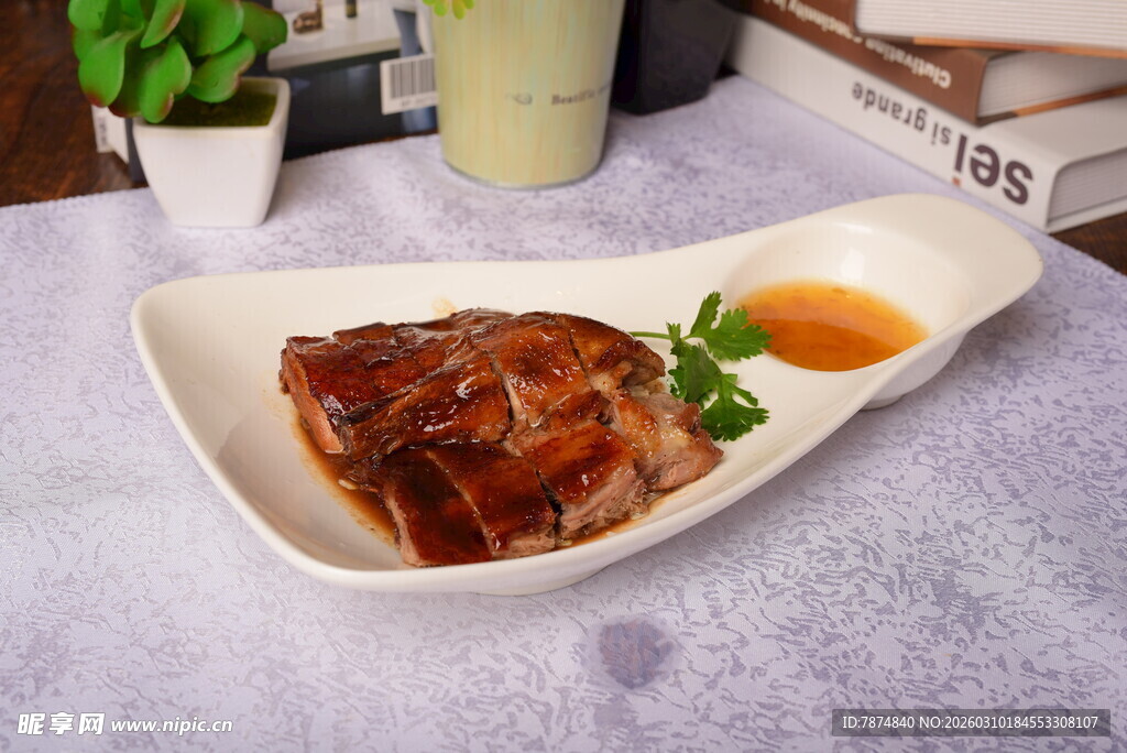 美味烤鸭摆盘精致