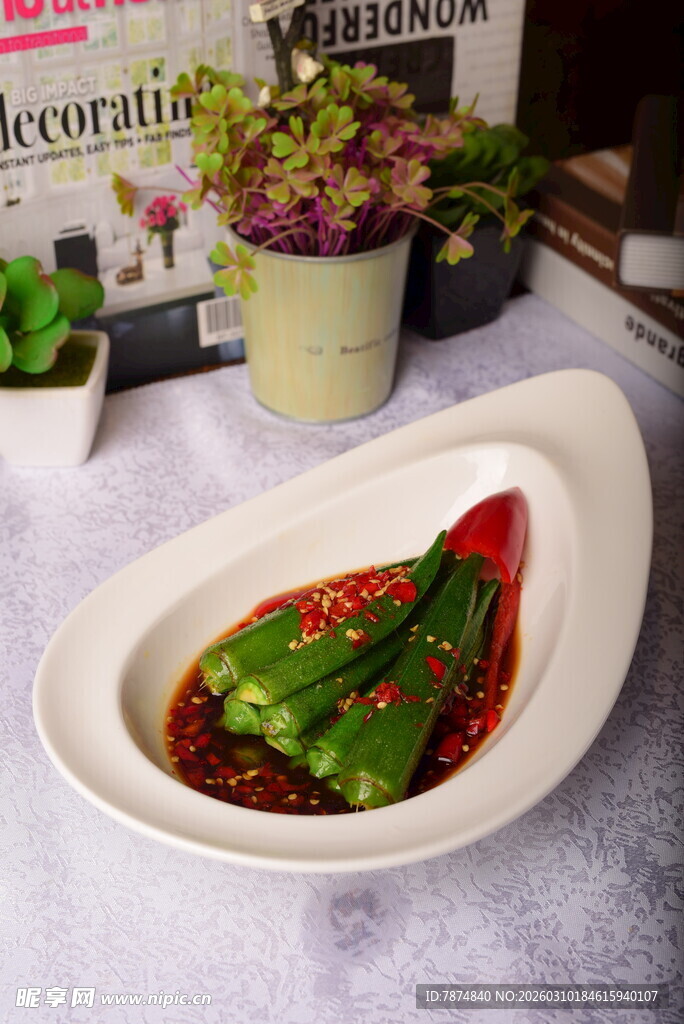 香辣秋葵摆盘中