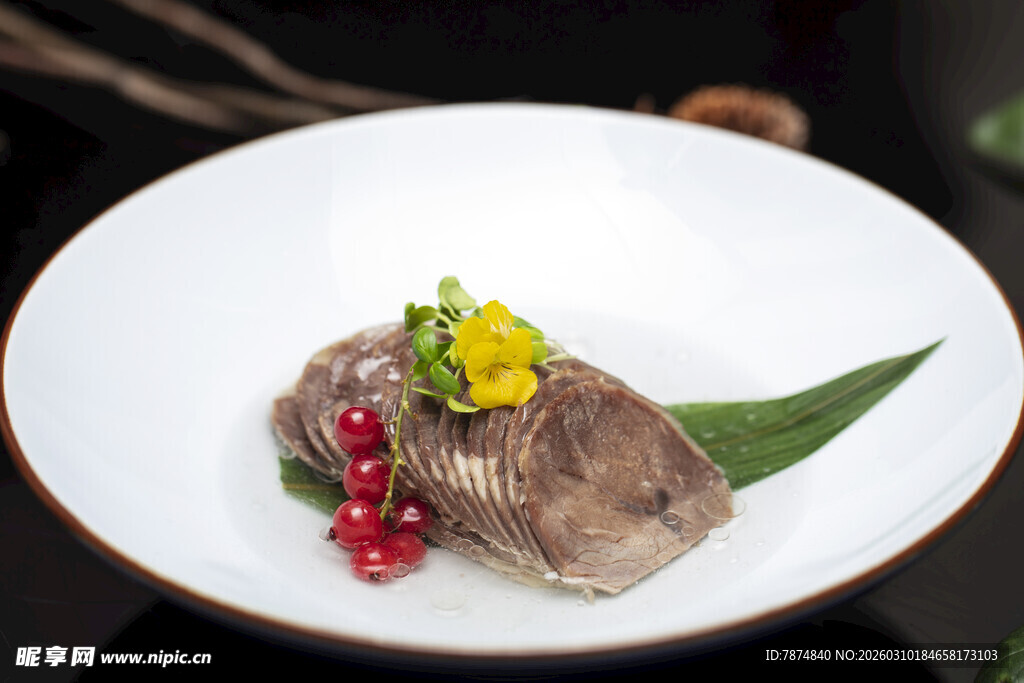 精致摆盘的美味肉类料理