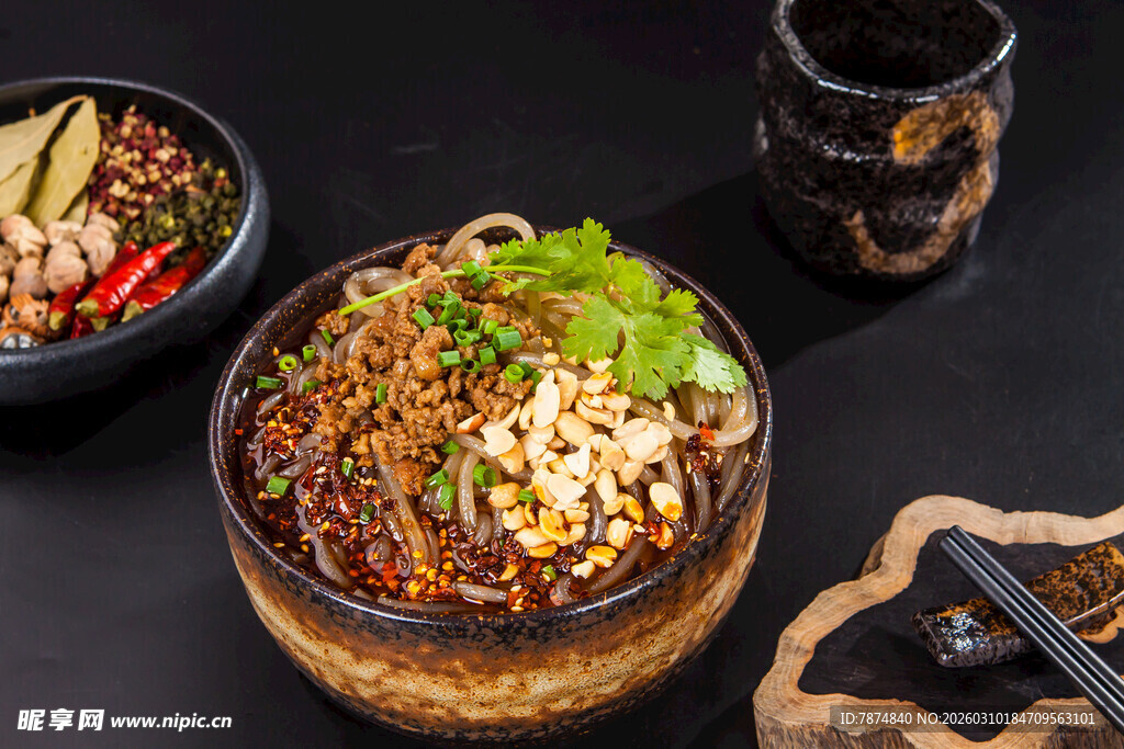 美味特色瓦罐拌粉诱人呈现