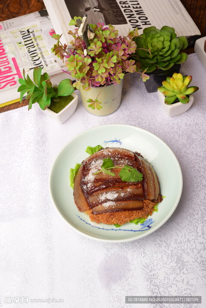 美味香煎牛排配绿植点缀