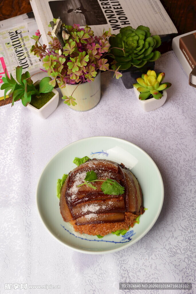 美味卤味摆于清新餐桌