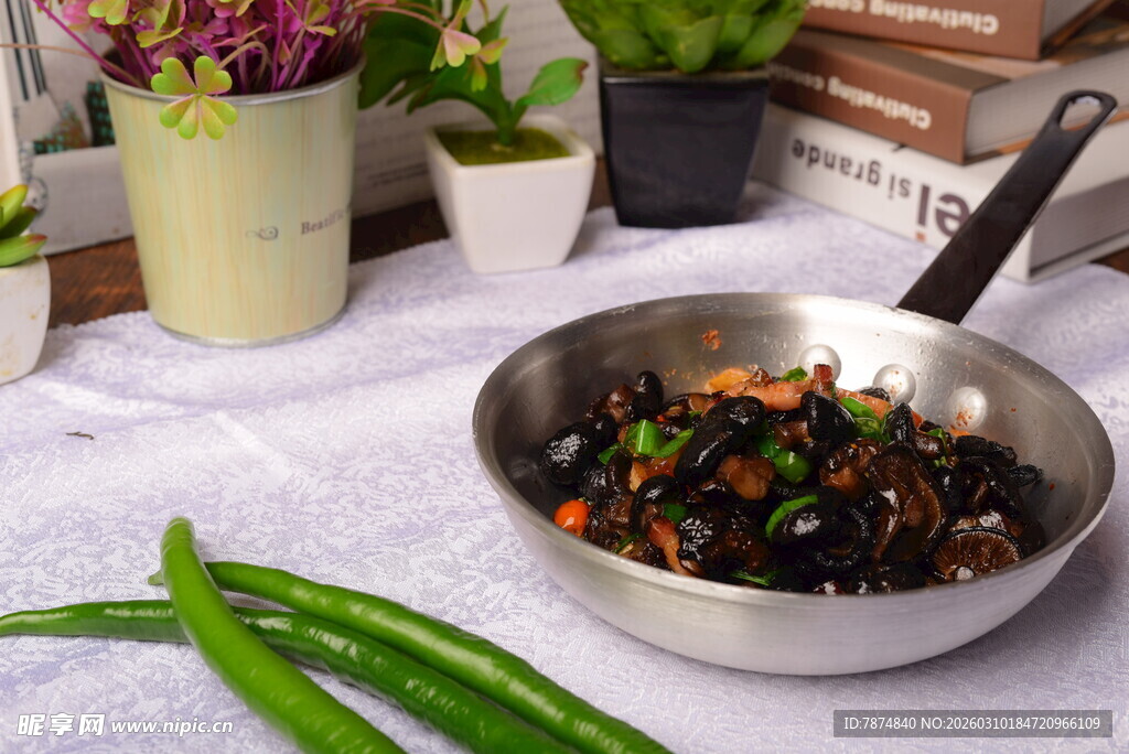 银碗盛菜配鲜绿尖椒