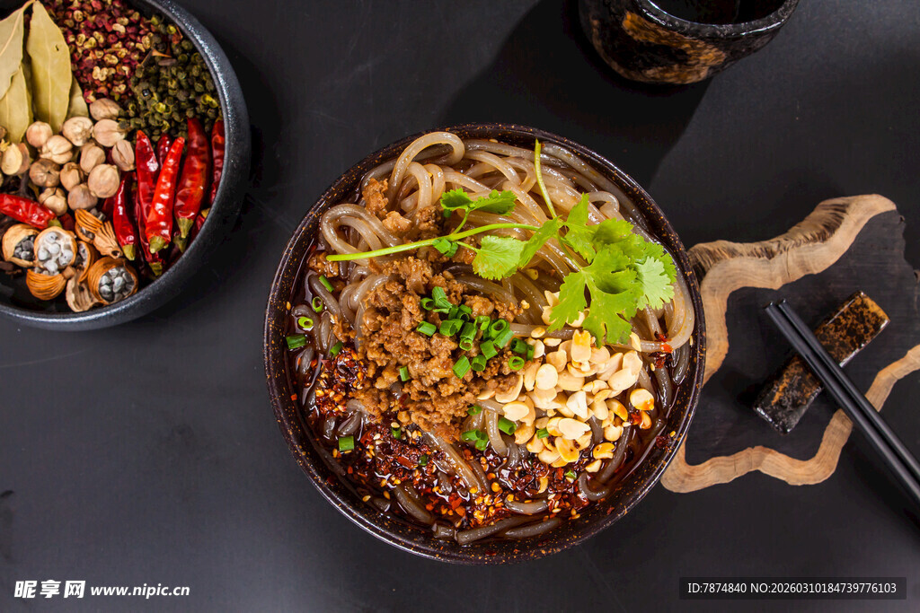 美味特色酸辣粉展现诱人色泽