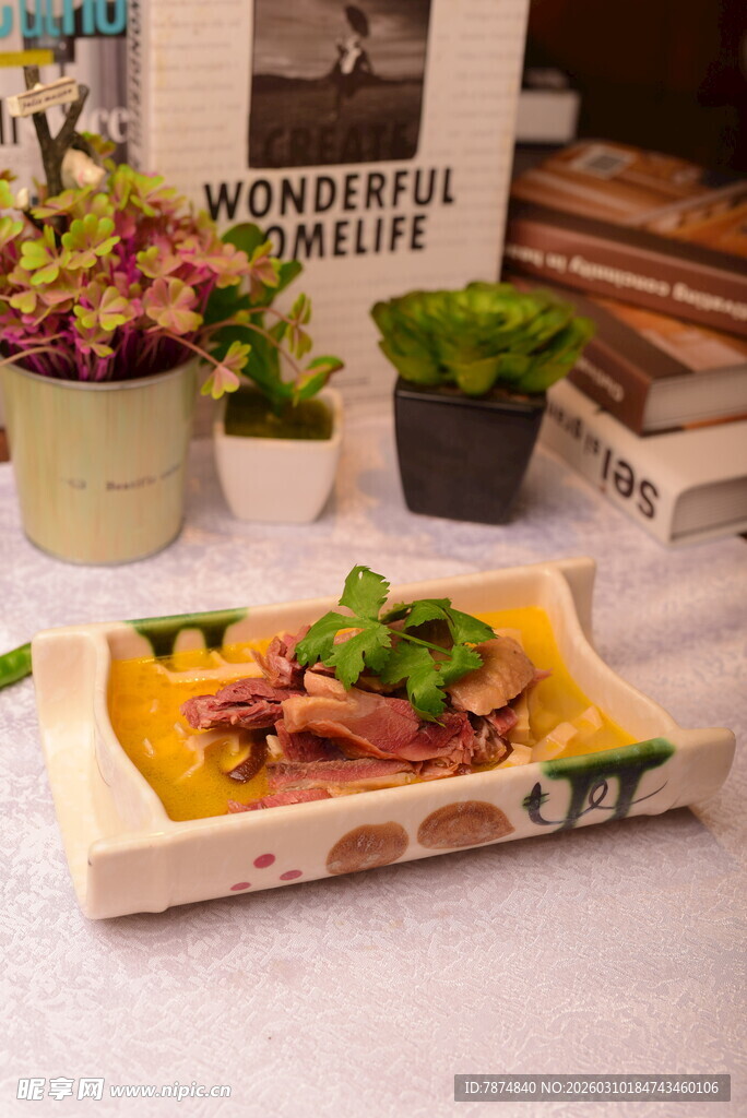 木质托盘上的多彩植物美食